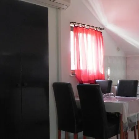 Nikolina דוברובניק